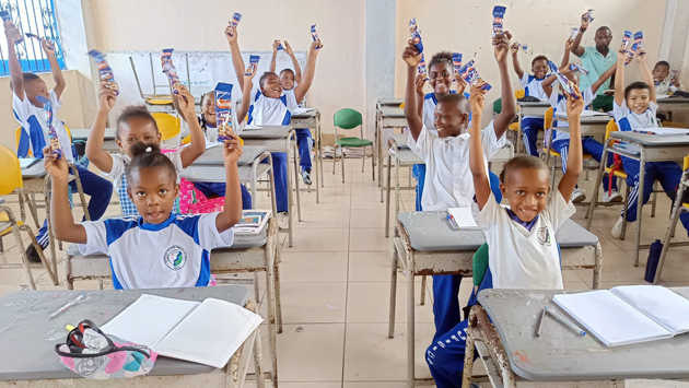 Niños y niñas de Tumaco y Francisco Pizarro reciben apoyo educativo y alimentario.